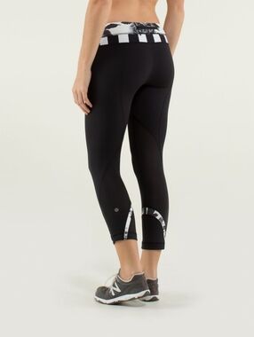 Lululemon Run: Inspire Crop Black / Brisk Bloom Black White 12